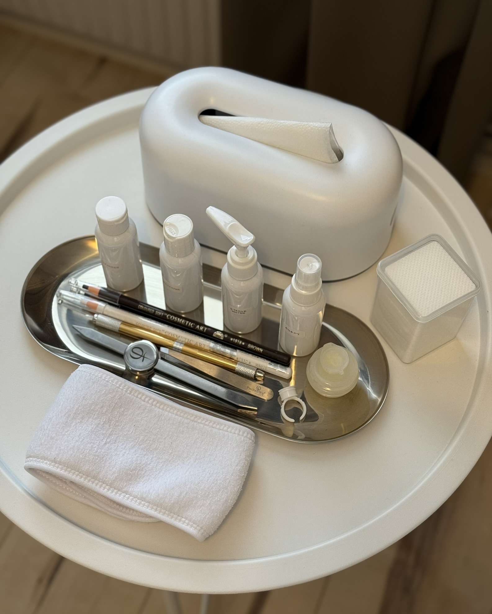 Microblading läkning och ögonbryn transformation på Bare Beauty Skellefteå salon — Ateljémiljö