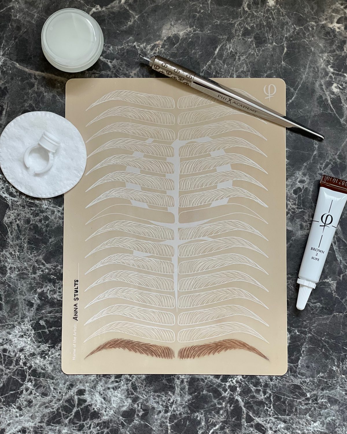Microblading läkning och ögonbryn transformation på Bare Beauty Skellefteå salon — Ateljémiljö