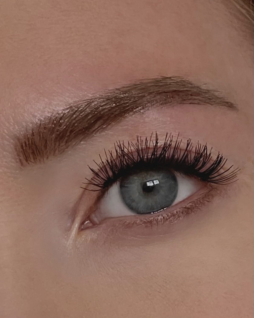 Microblading läkning och ögonbryn transformation på Bare Beauty Skellefteå salon — Före & Efter