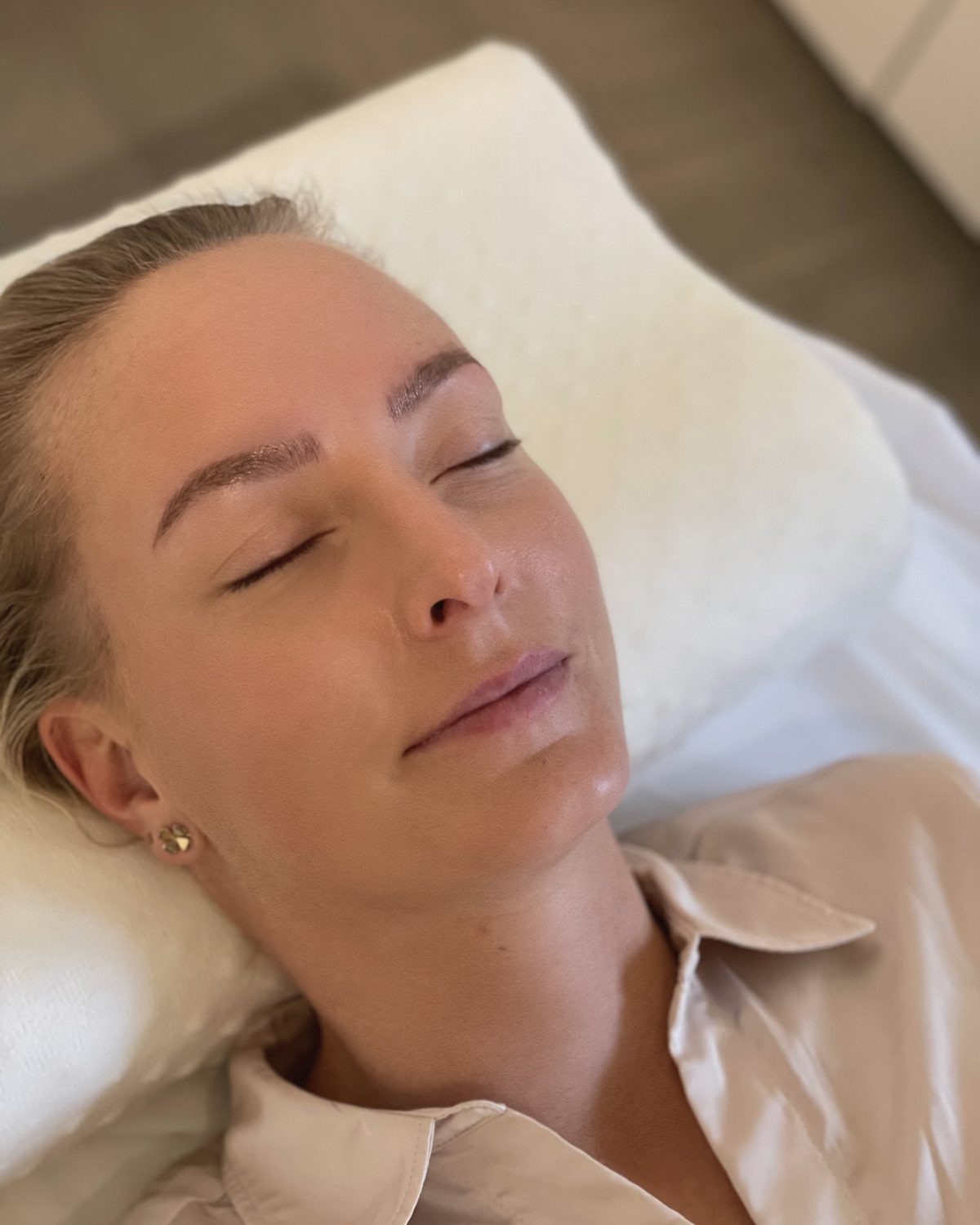 Microblading läkning och ögonbryn transformation på Bare Beauty Skellefteå salon — Efter