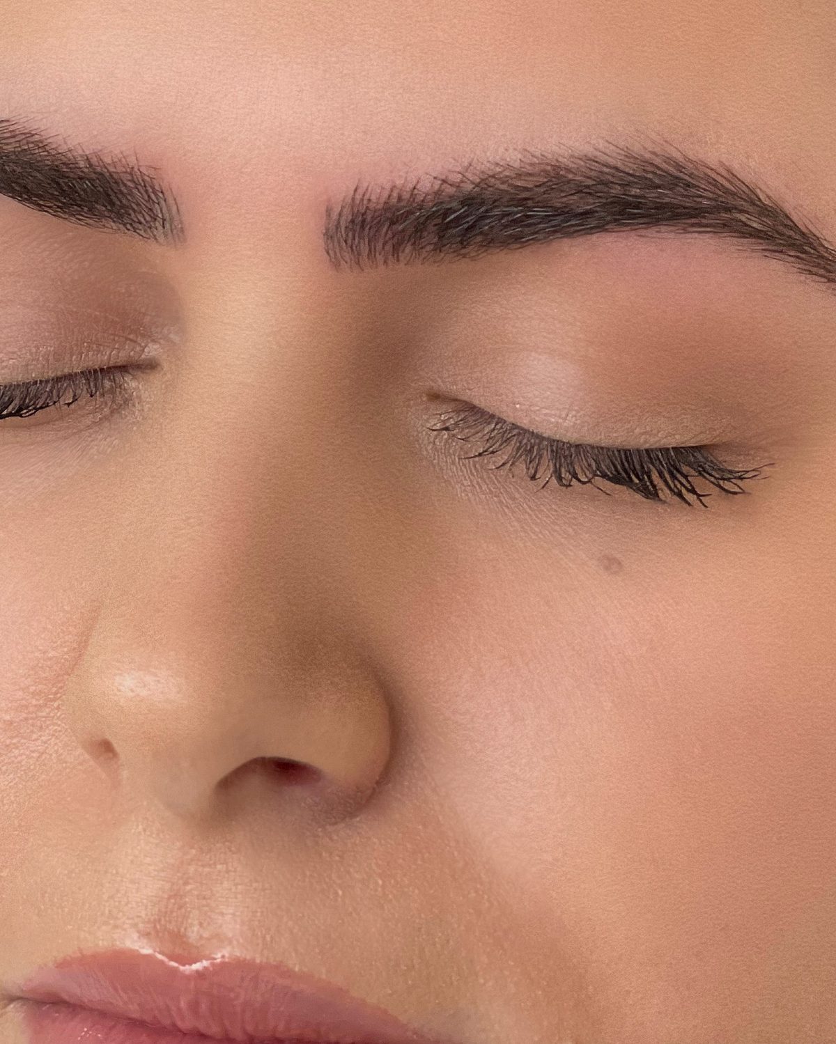 Microblading läkning och ögonbryn transformation på Bare Beauty Skellefteå salon — Ateljémiljö